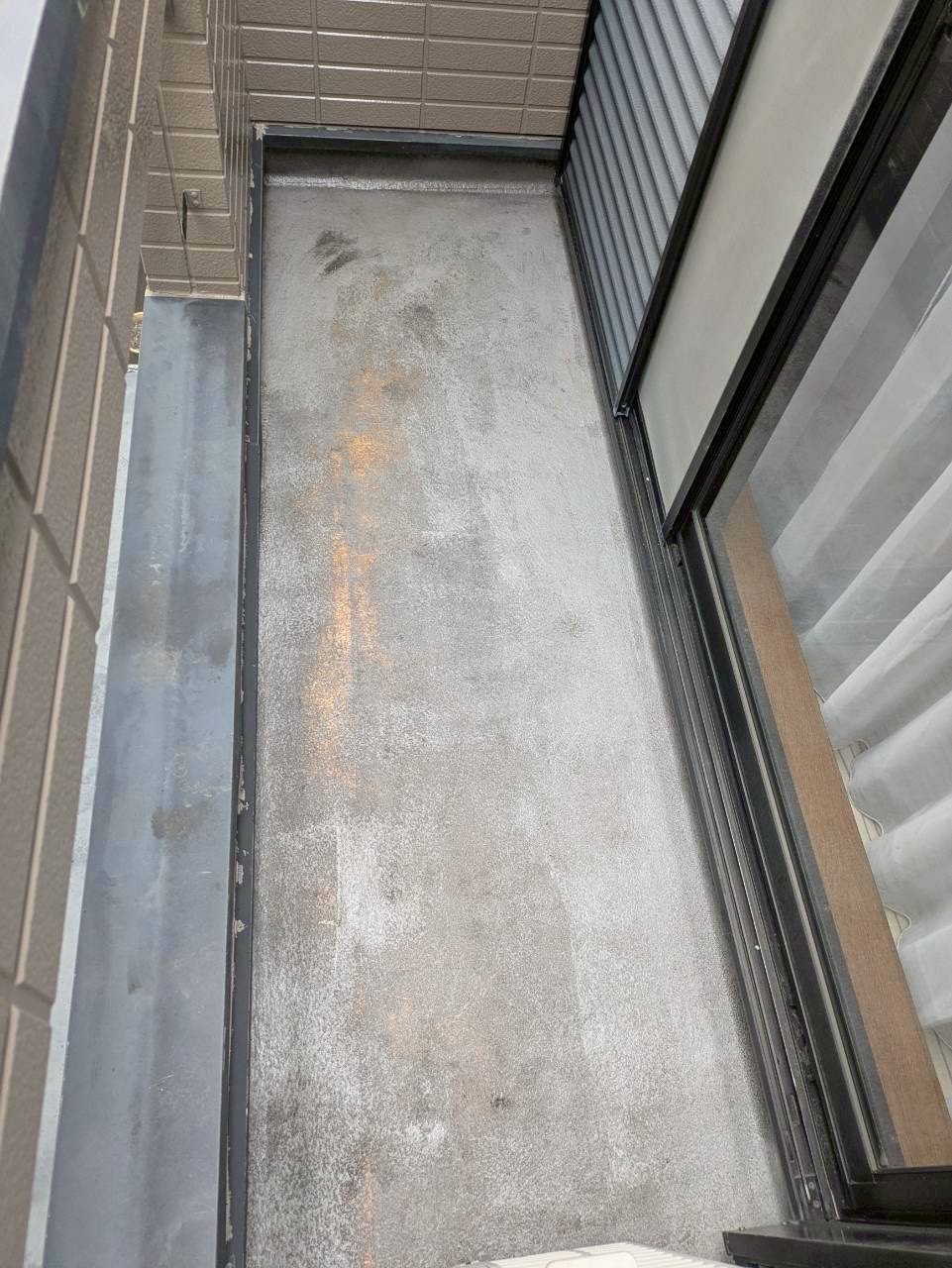 プライマー塗装が完了したバルコニー床